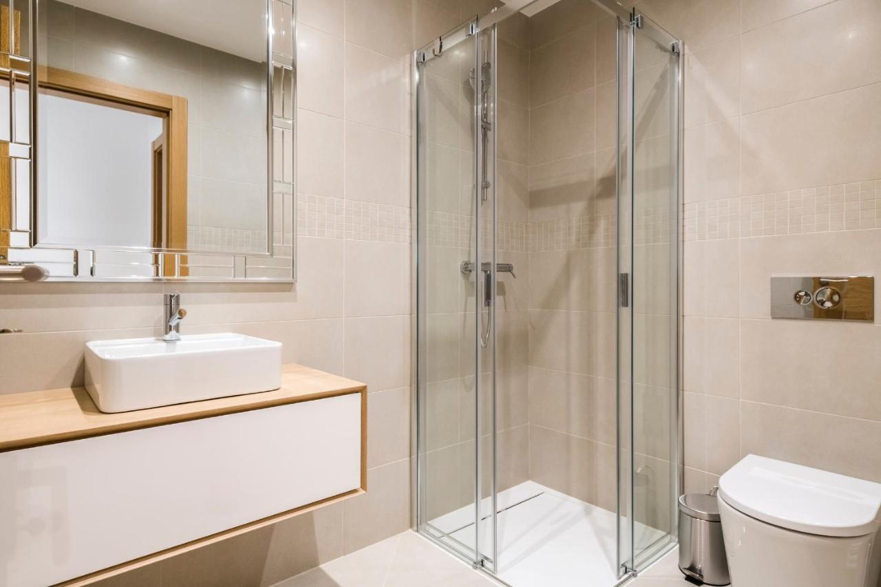 Coolhouses Lagos, 2 Bed Stylish City Flat, Rooftop Shared Pool, Clayheart Extérieur photo