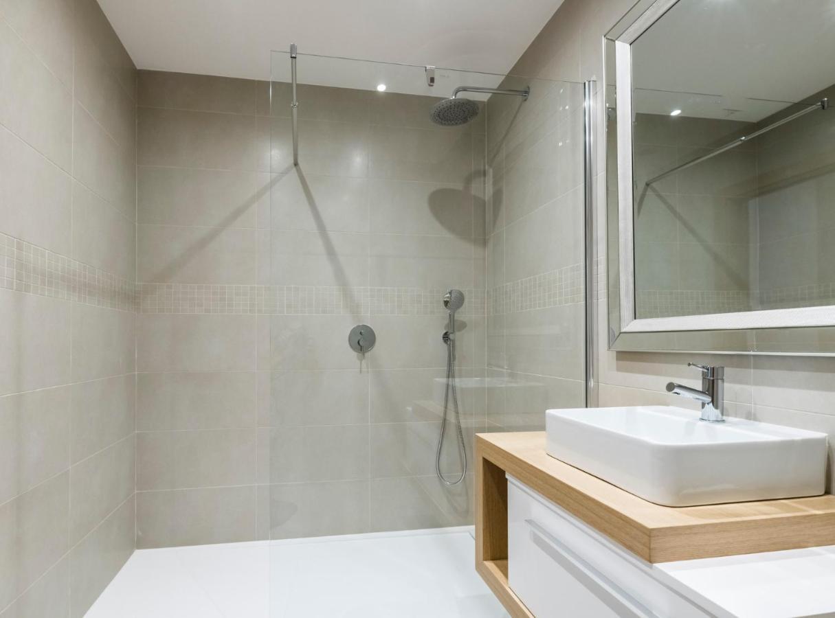 Coolhouses Lagos, 2 Bed Stylish City Flat, Rooftop Shared Pool, Clayheart Extérieur photo